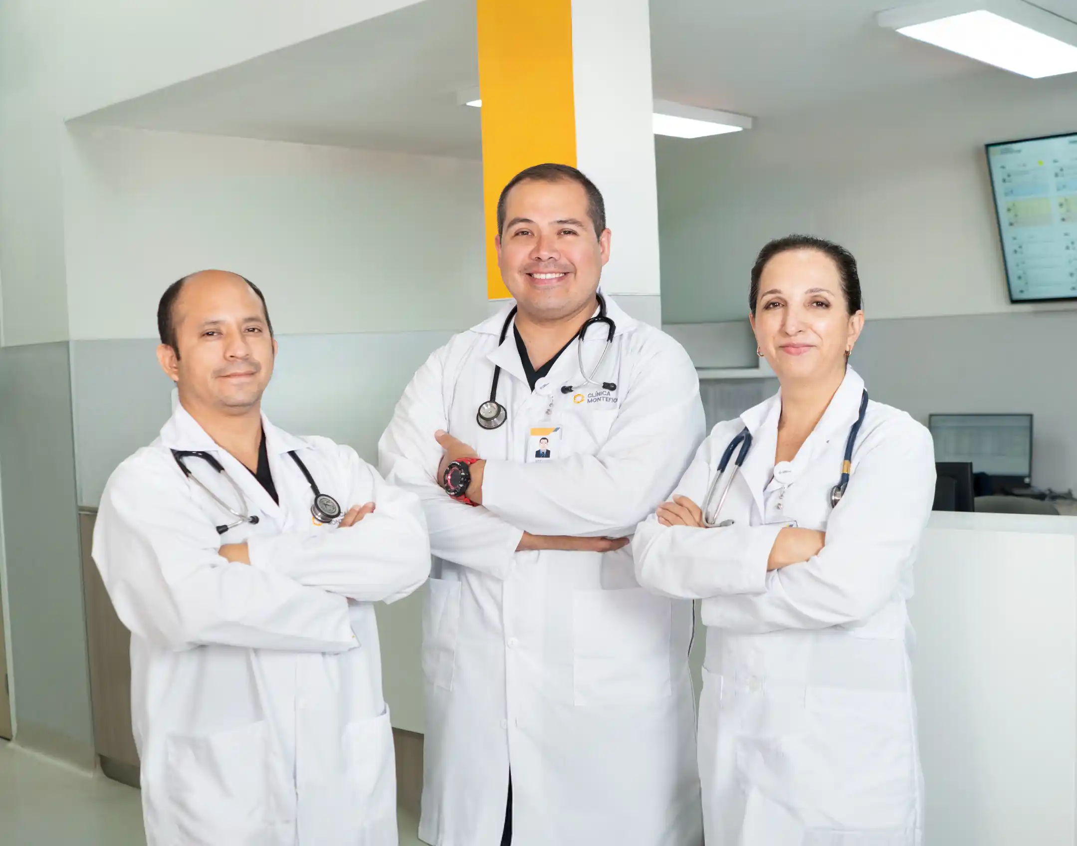 Dos doctores sonriendo en una clínica