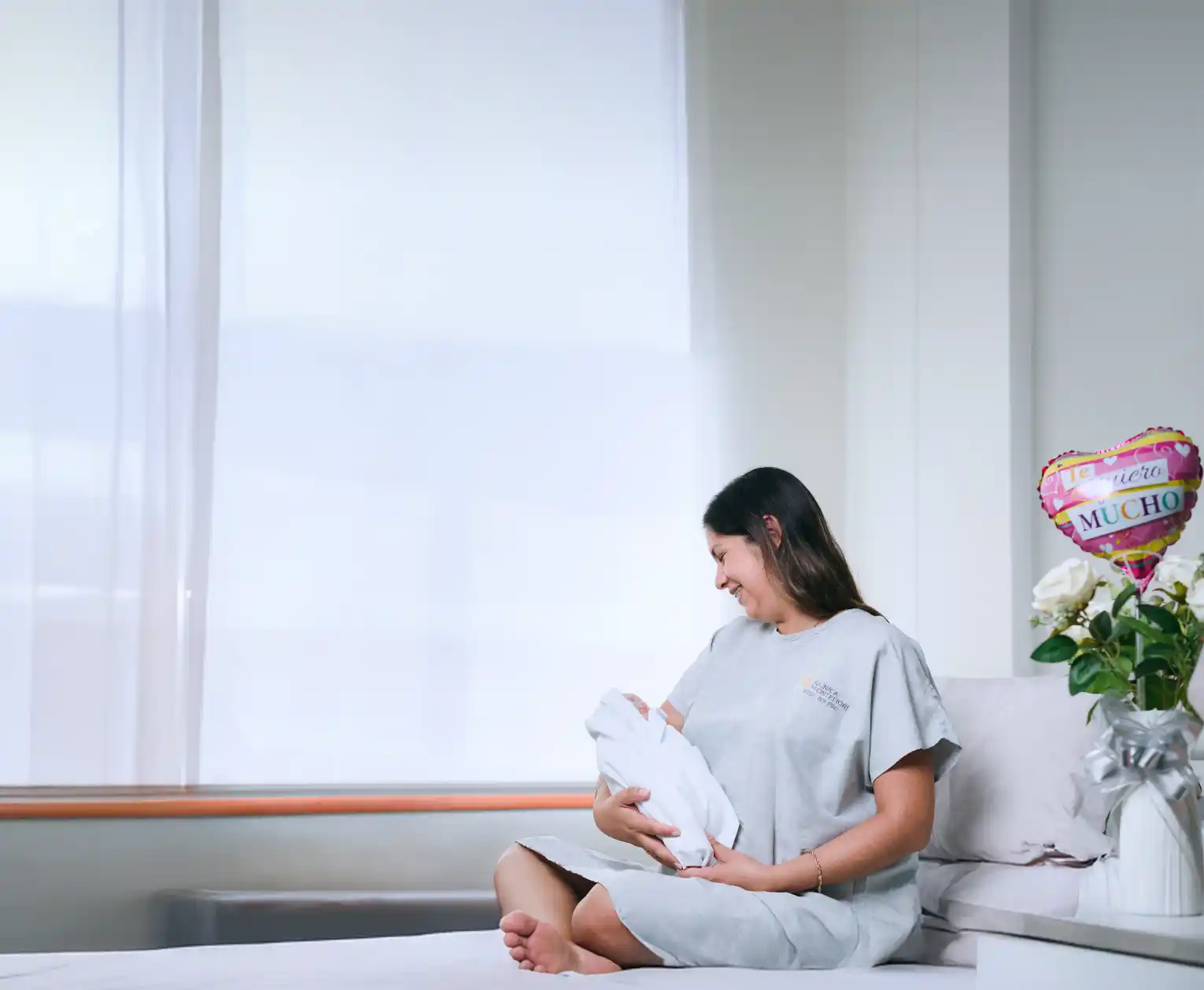 Dos doctores sonriendo en una clínica